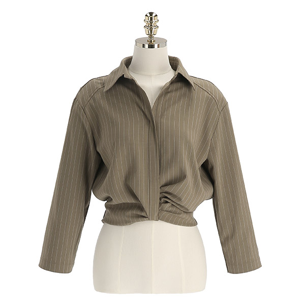 bs6478 스트라이프 셔링 장식의 오픈카라넥 세미크롭 블라우스 blouse