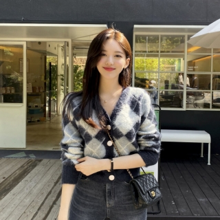 [울30%] 크롭 브이넥 아가일 패턴 니트 가디건