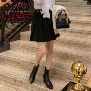 飾りバックル付きプリーツミニスカート 