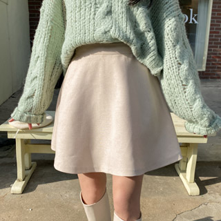 부드러운 스웨이드 감촉의 3기장 타입 플레어 스커트 skirt