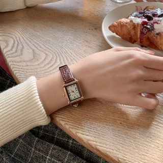 클래식한 와니 패턴의 스퀘어쉐입 손목시계 wriswatch