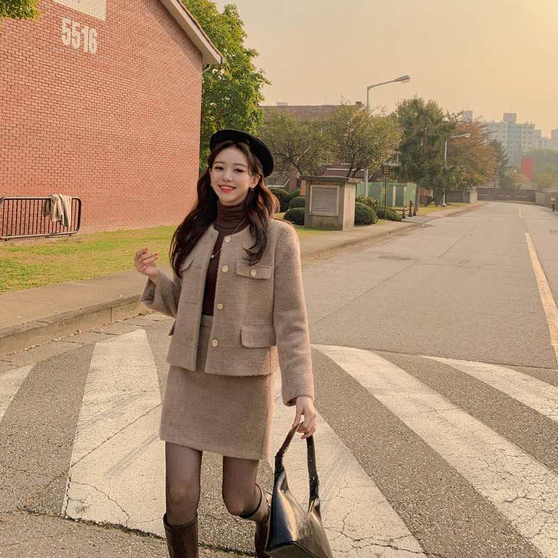고급스러운 무드의 금장 포인트 노카라 크롭 헤어 자켓 jacket 벚꽃룩